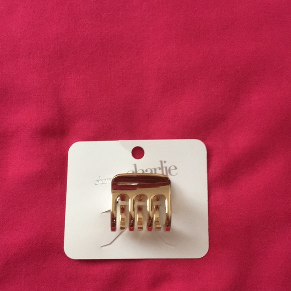 Small shiny gold hair clip. - Picture 1 of 3